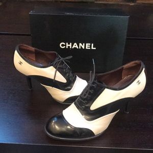 Vintage Chanel Spectator Oxford pumps